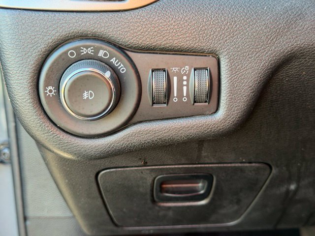 Used 2021 Jeep Cherokee Latitude Lux w/ Sun & Sound Group FWD image 33