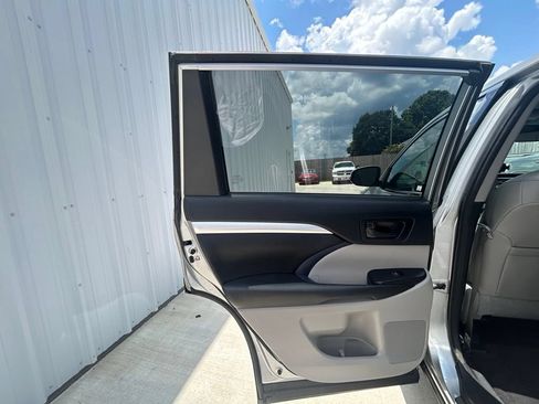Used 2018 Toyota Highlander Plus w/ Carpet Mat Package (TMS) FWD image 17
