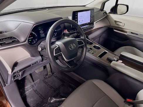 Certified 2022 Toyota Sienna XLE FWD image 10