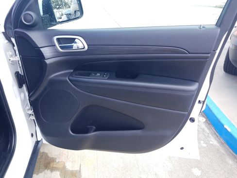 Used 2022 Jeep Grand Cherokee Laredo E image 16