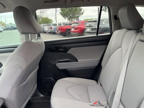 Used 2024 Toyota Highlander LE FWD image 14