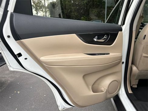 Used 2017 Nissan Rogue SV image 21