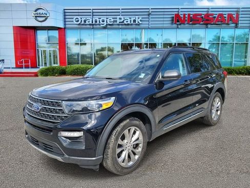 Used 2022 Ford Explorer XLT w/ Equipment Group 202A image 4