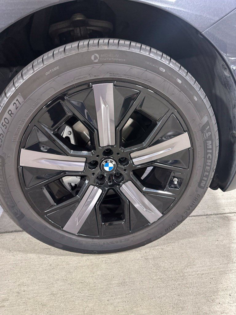 Used 2024 BMW iX xDrive50 w/ Premium Package AWD/4WD image 15