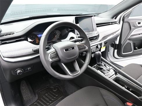 Used 2025 Jeep Compass Sport image 23