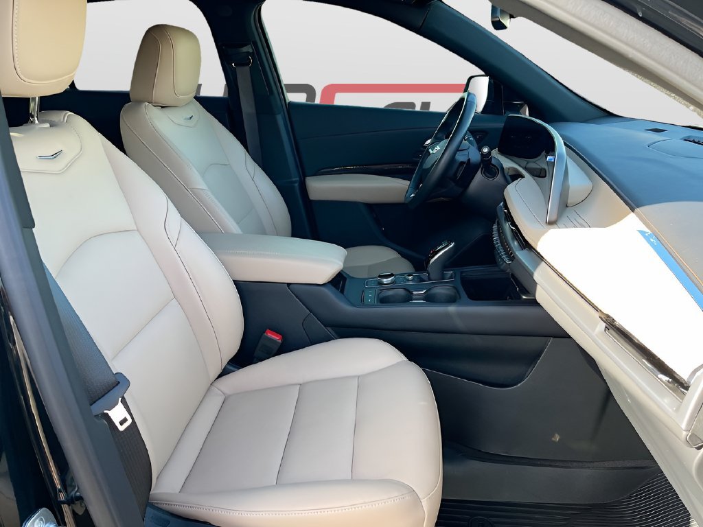 Used 2024 Cadillac XT4 Premium Luxury w/ Cold Weather Package FWD image 28