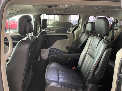 Used 2014 Chrysler Town & Country Touring image 19