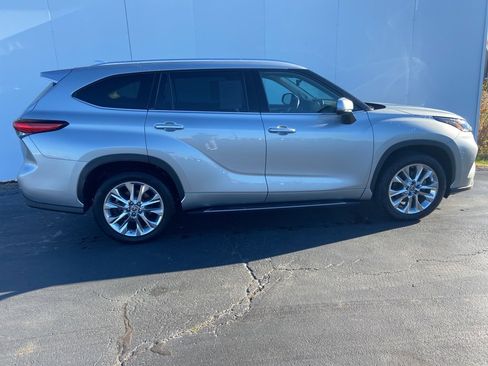 Used 2023 Toyota Highlander Limited image 13