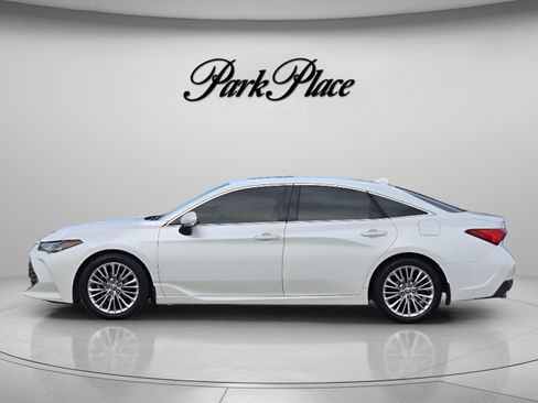 Used 2022 Toyota Avalon Limited FWD image 2