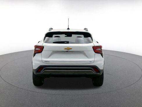 Used 2025 Chevrolet Trax LT w/ LT Convenience Package FWD image 8