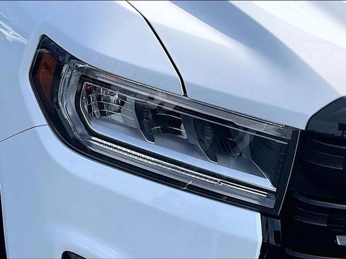 Used 2022 GMC Acadia SLE w/ Driver Convenience Package FWD image 32