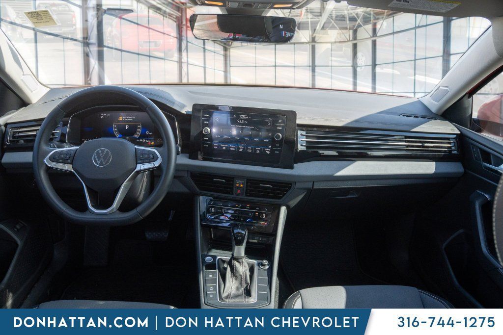 Used 2025 Volkswagen Jetta SE FWD image 4