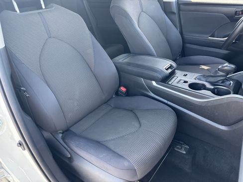 Used 2021 Toyota Highlander L FWD image 8