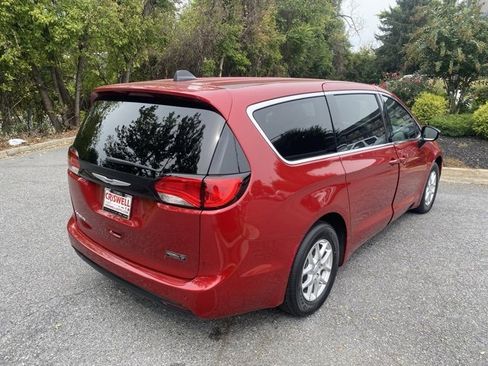 Used 2025 Chrysler Voyager LX image 8