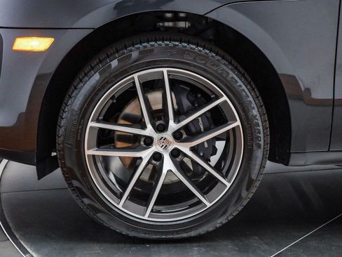 Certified 2025 Porsche Macan image 10