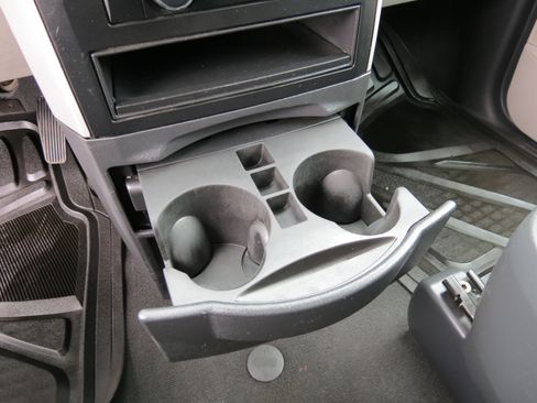 Used 2010 Dodge Grand Caravan SXT w/ Trailer Tow Group FWD image 18