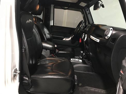 Used 2014 Jeep Wrangler Unlimited Sahara image 14