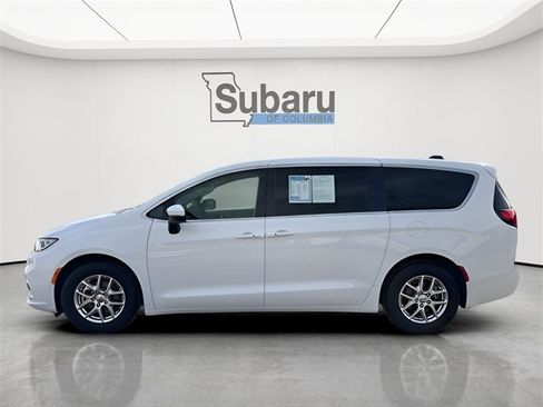 Used 2023 Chrysler Pacifica Touring-L image 4