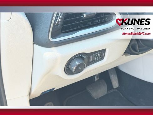 Used 2024 Chrysler Pacifica Touring-L FWD image 19