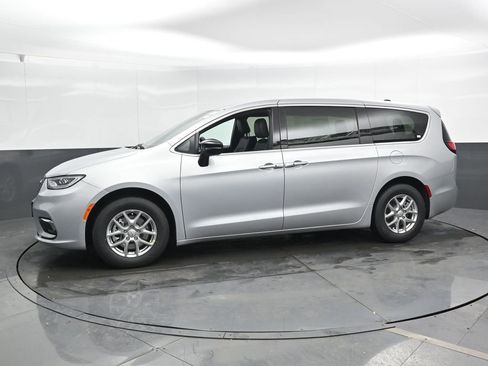 New 2026 Chrysler Pacifica Select image 6
