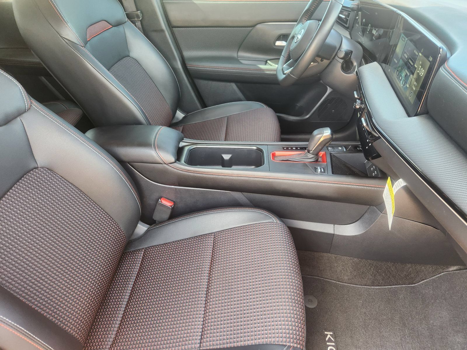 Used 2025 Nissan Kicks SR FWD image 17