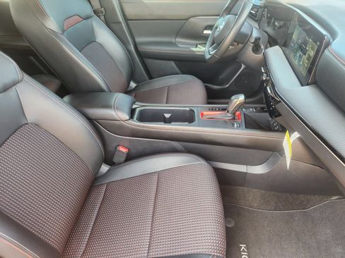 Used 2025 Nissan Kicks SR FWD image 17