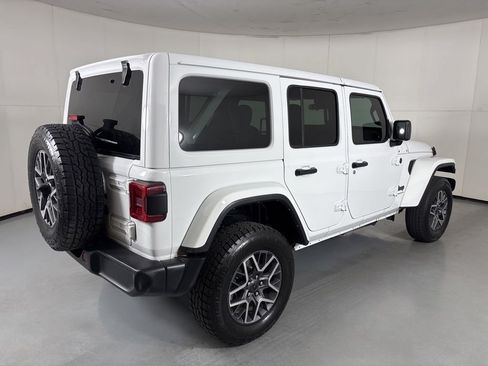 Used 2025 Jeep Wrangler Unlimited Sahara AWD/4WD image 8