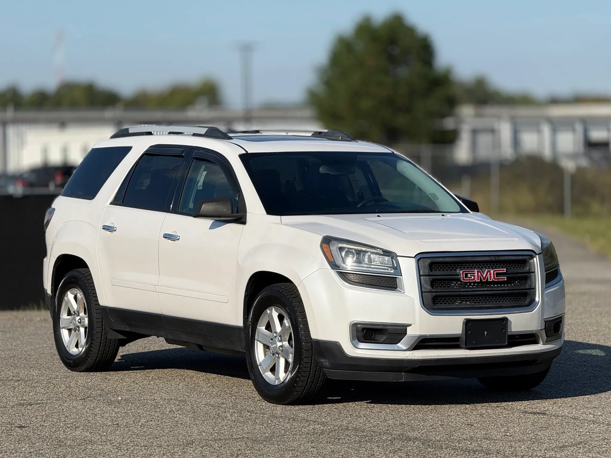 Used 2016 GMC Acadia SLE AWD/4WD image 1