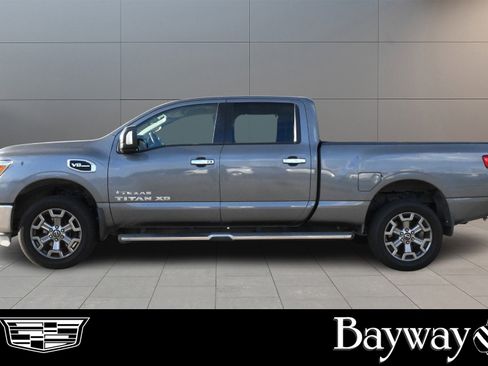 Used 2018 Nissan Titan SV w/ SV Convenience Package image 4