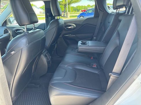Used 2022 Jeep Cherokee Trailhawk w/ Comfort/Convenience Group AWD/4WD image 38