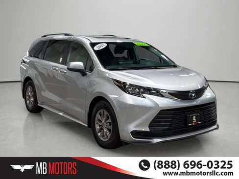 Used 2025 Toyota Sienna XLE FWD image 6