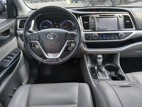 Used 2019 Toyota Highlander XLE FWD image 12