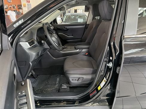 Used 2025 Toyota Highlander LE FWD image 9
