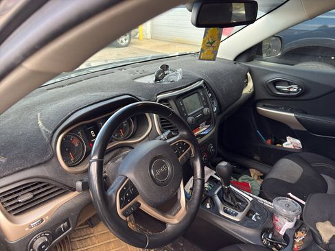 Used 2018 Jeep Cherokee Latitude w/ Altitude Package image 7