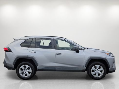 Used 2019 Toyota RAV4 LE FWD image 4