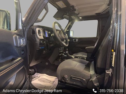 Used 2025 Jeep Wrangler Unlimited Sahara image 13