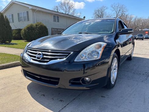 Used 2010 Nissan Altima 3.5 SR w/ Premium Pkg image 3