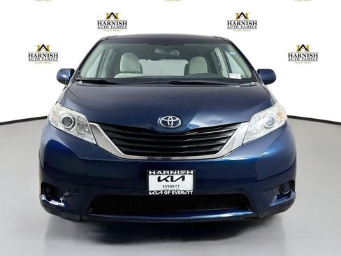 Used 2011 Toyota Sienna LE w/ Towing Pkg AWD/4WD image 2