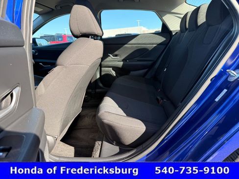 Used 2023 Hyundai Elantra SE w/ Preferred Accessory Package image 32