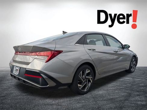 Used 2025 Hyundai Elantra SEL image 3