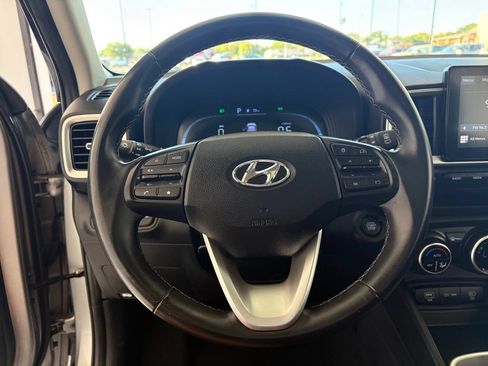 Used 2024 Hyundai Venue SEL FWD image 3