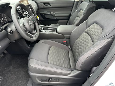 New 2025 Nissan Pathfinder SV w/ SV Premium Package image 9