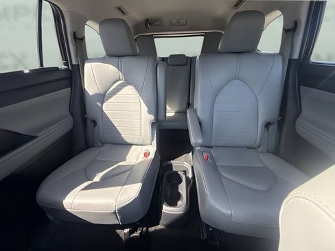 Used 2025 Toyota Highlander XLE AWD/4WD image 11