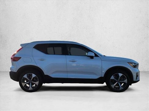 Used 2023 Volvo XC40 B4 Plus w/ Driver Assist Package image 4