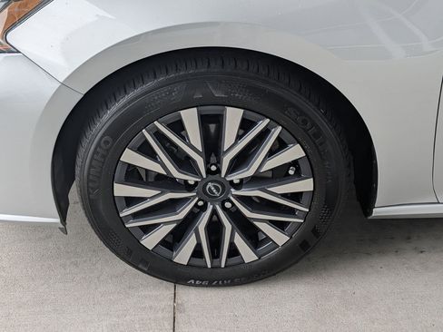 Used 2025 Nissan Altima 2.5 SV FWD image 9