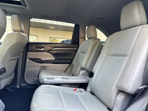 Used 2019 Toyota Highlander Limited FWD image 21
