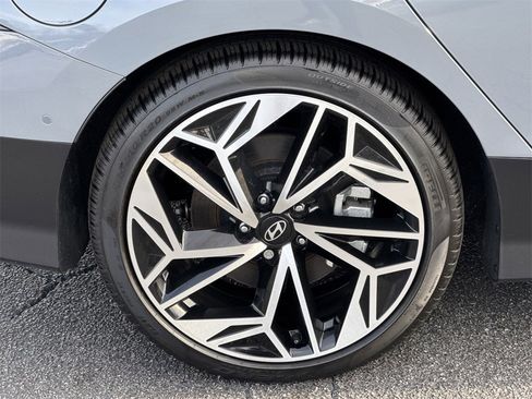 Used 2024 Hyundai Ioniq 6 Limited image 17