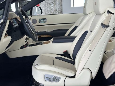 Used 2020 Rolls-Royce Dawn image 13
