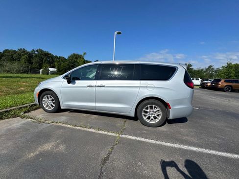 Used 2024 Chrysler Pacifica Touring-L FWD image 9