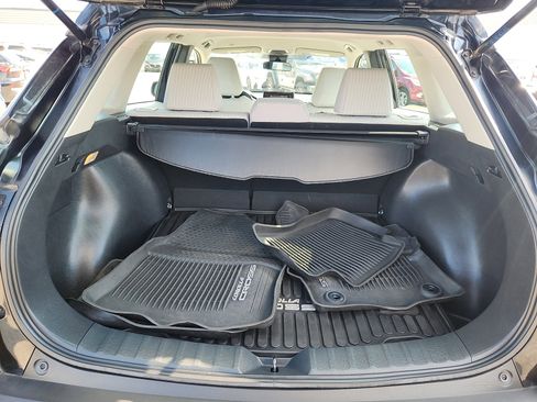 Used 2022 Toyota Corolla Cross L image 11